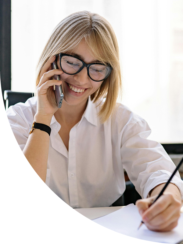 femme-lunettes-au-telephone