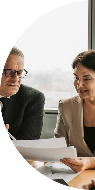 homme-et-femme-regardant-un-document