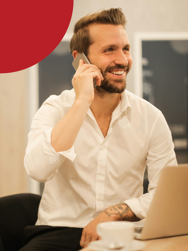 homme-souriant-au-telephone
